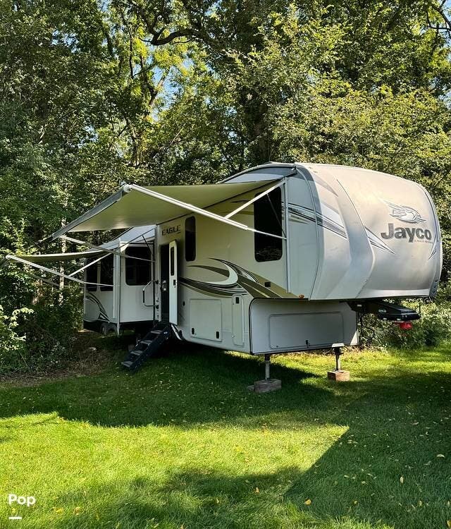 2018 Jayco Eagle 321RSTS - Used Fifth Wheel For Sale by Pop RVs in Hobart, Indiana features Awning, Air Conditioning, Leveling Jacks, Slideout