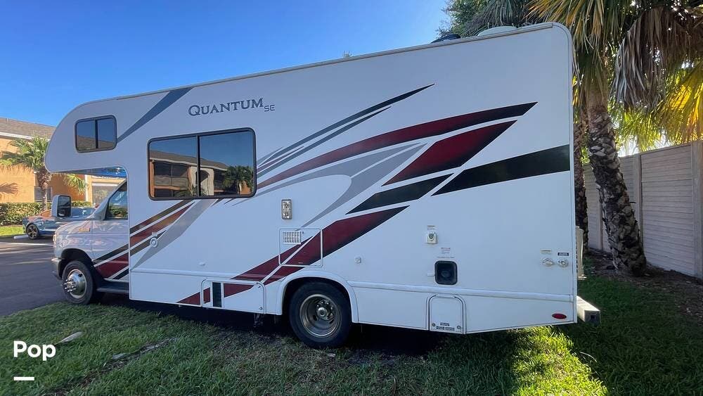 2021 Thor Motor Coach Quantum SE22 - Used Class C For Sale by Pop RVs in Fort Myers, Florida features Generator, Awning, Air Conditioning