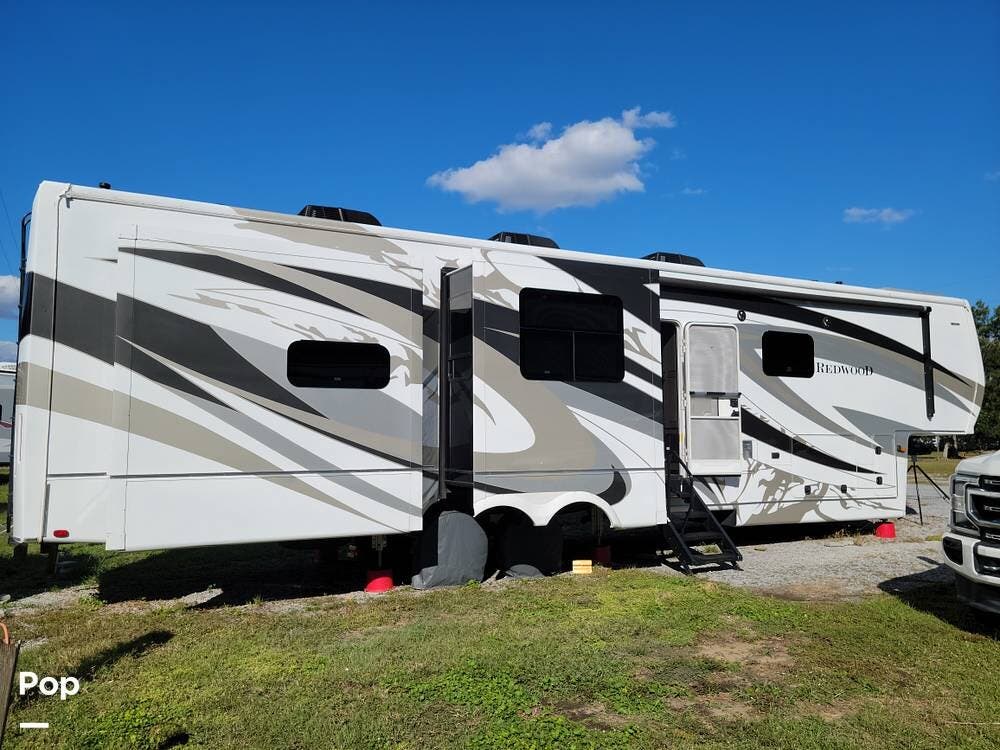 2021 Redwood RV Redwood 4001LK - Used Fifth Wheel For Sale by Pop RVs in Gautier, Mississippi features Air Conditioning, Leveling Jacks, Awning, Slideout, Generator