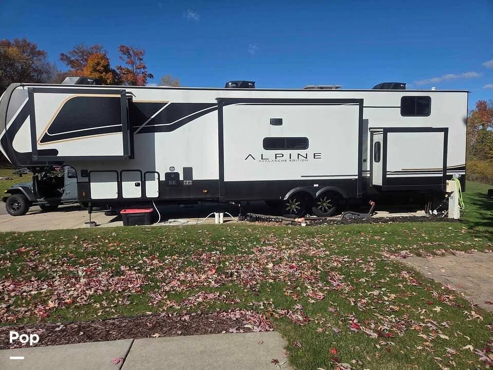 2024 Keystone Avalanche 390DS - Used Fifth Wheel For Sale by Pop RVs in Hopkins, Michigan features Air Conditioning, Awning, Leveling Jacks, Slideout
