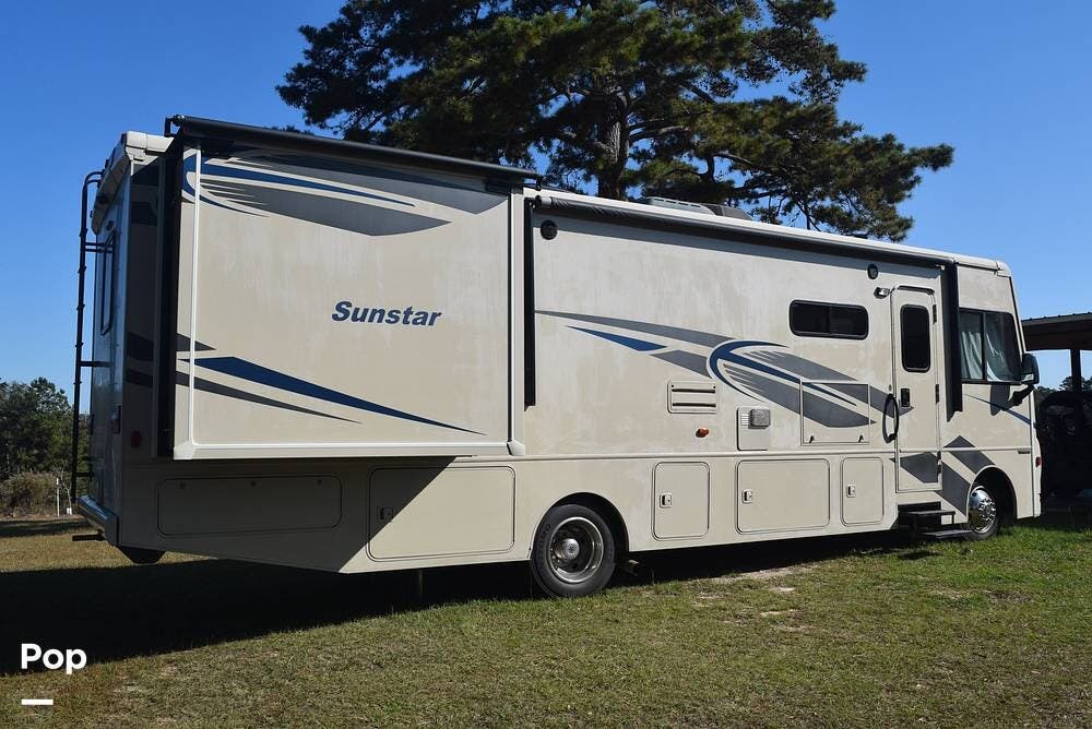 2017 Winnebago Sunstar 32YE - Used Class A For Sale by Pop RVs in Caryville, Florida features Leveling Jacks, Slideout, Awning, Air Conditioning, Generator