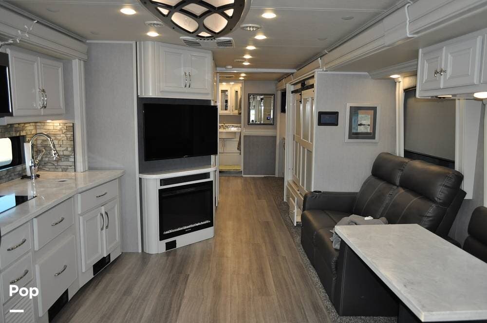 2022 Holiday Rambler Navigator 38N - Used Diesel Pusher For Sale by Pop RVs in Lake Havasu City, Arizona features Leveling Jacks, Slideout, Awning, Air Conditioning, Generator