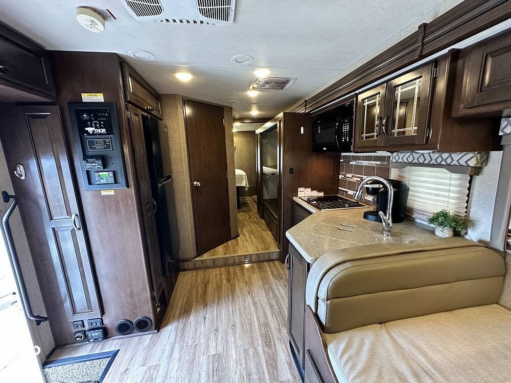 2020 Four Winds 31E by Thor Motor Coach from Pop RVs in Katy, Texas