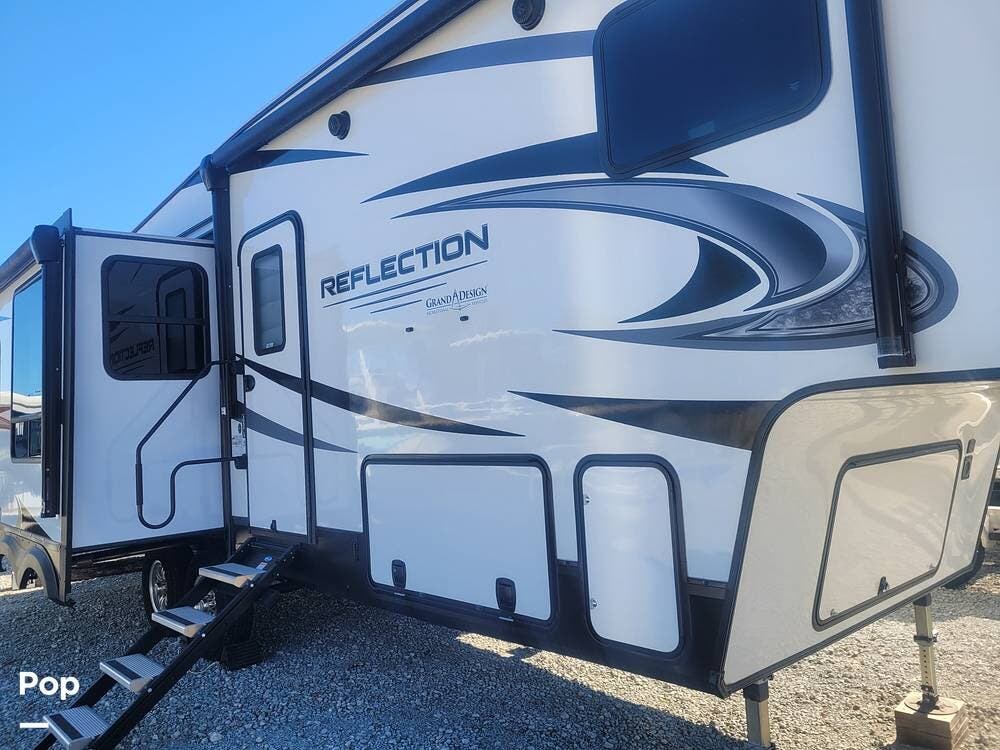 2022 Grand Design Reflection 303RLS - Used Fifth Wheel For Sale by Pop RVs in Peletier, North Carolina features Awning, Slideout, Leveling Jacks, Air Conditioning