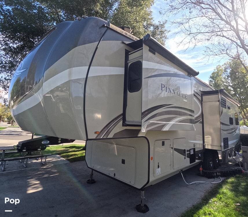2020 Jayco Pinnacle 32RLTS - Used Fifth Wheel For Sale by Pop RVs in Temecula, California features Air Conditioning, Slideout, Leveling Jacks, Awning
