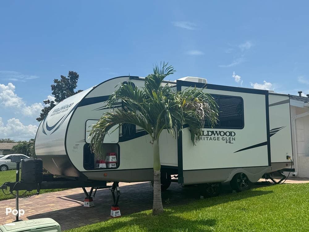2023 Forest River Heritage Glen 20BHHL - Used Travel Trailer For Sale by Pop RVs in Saint Petersburg, Florida features Air Conditioning, Leveling Jacks, Slideout