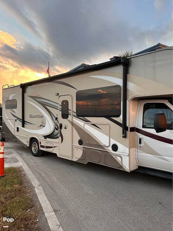 2017 Thor Motor Coach Quantum WS31 - Used Class C For Sale by Pop RVs in Osprey, Florida features Slideout
