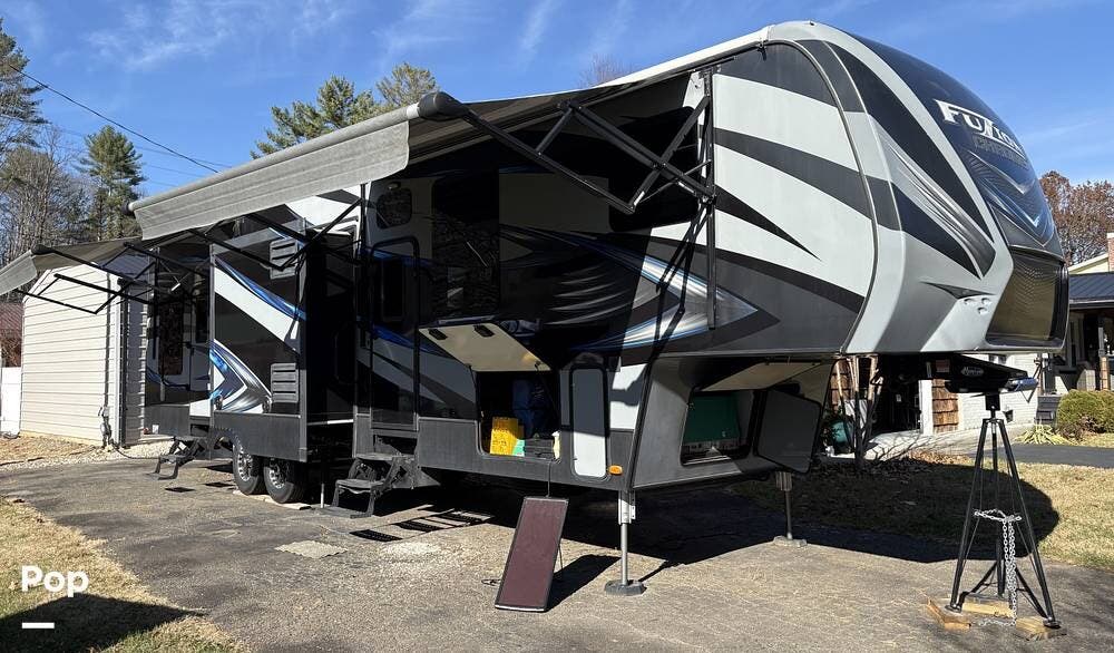 2015 Fuzion Chrome FZ345 by Keystone from Pop RVs in Mountain City, Tennessee