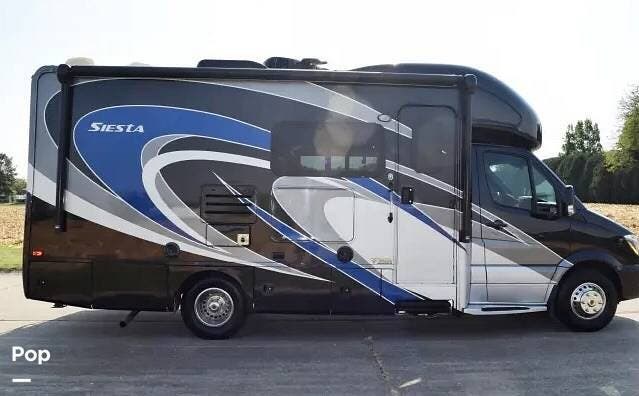 2017 Thor Motor Coach Siesta 24SS - Used Class C For Sale by Pop RVs in Walcott, Iowa features Slideout, Leveling Jacks, Air Conditioning, Generator, Awning