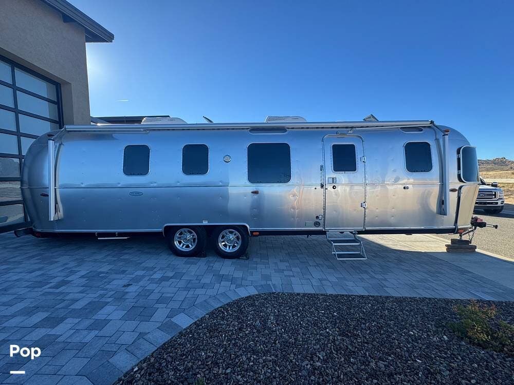 2018 Airstream Classic 33FB - Used Travel Trailer For Sale by Pop RVs in Prescott Valley, Arizona features Air Conditioning, Awning