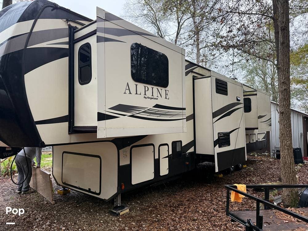 2019 Keystone Alpine 3700FL - Used Fifth Wheel For Sale by Pop RVs in Winona, Texas features Air Conditioning, Leveling Jacks, Slideout, Awning