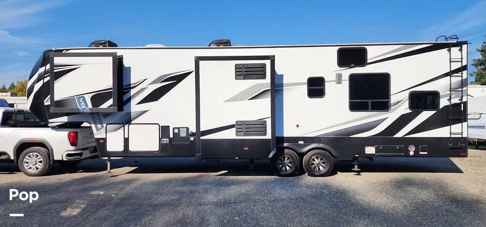 2022 Dutchmen Voltage 3551 - Used Fifth Wheel For Sale by Pop RVs in Battle Ground, Washington features Slideout, Leveling Jacks, Awning, Air Conditioning