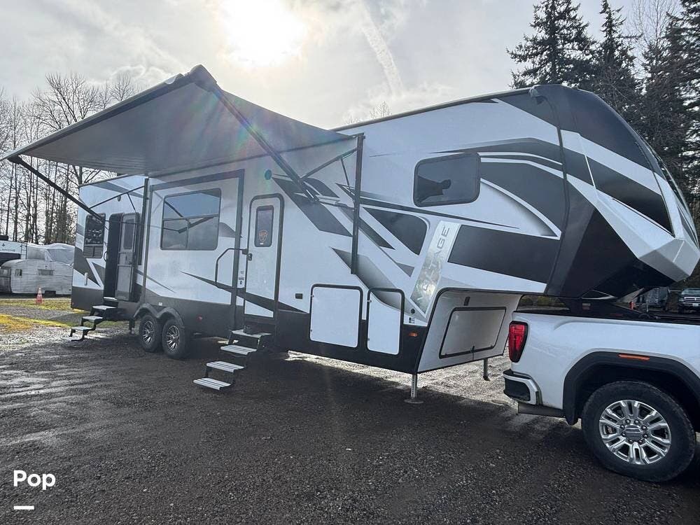 2022 Dutchmen Voltage 3551 - Used Toy Hauler For Sale by Pop RVs in Battle Ground, Washington features Leveling Jacks, Awning, Slideout, Air Conditioning