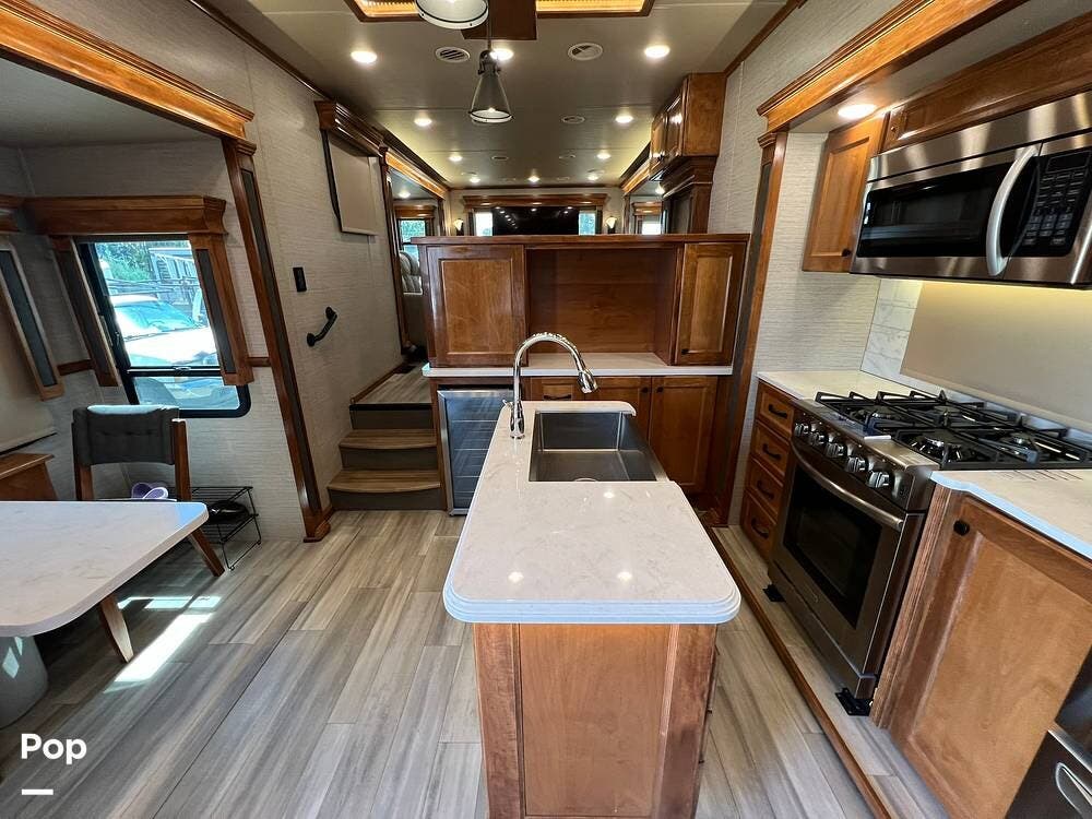 2022 Vanleigh Beacon 42RDB - Used Fifth Wheel For Sale by Pop RVs in Buda, Texas features Slideout, Air Conditioning, Awning