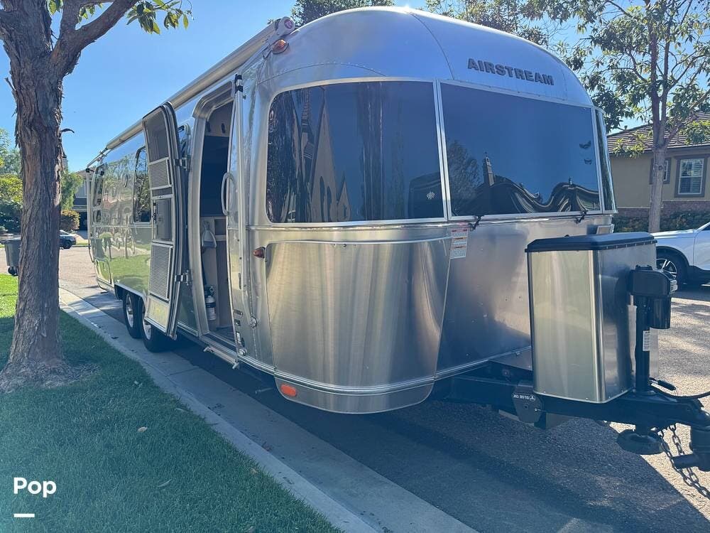 2021 Airstream Flying Cloud 28RB Twin - Used Travel Trailer For Sale by Pop RVs in Carlsbad, California features Air Conditioning, Awning