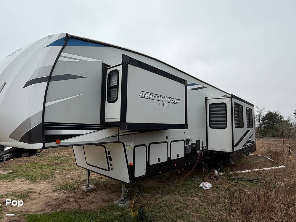 2021 Cherokee Arctic Wolf 3770SUITE - Used Fifth Wheel For Sale by Pop RVs in Lockhart, Texas features Slideout, Awning, Air Conditioning, Leveling Jacks
