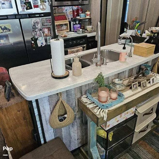 2018 Grand Design Momentum 399TH - Used Toy Hauler For Sale by Pop RVs in Dewey, Arizona features Leveling Jacks, Air Conditioning, Awning, Slideout, Generator