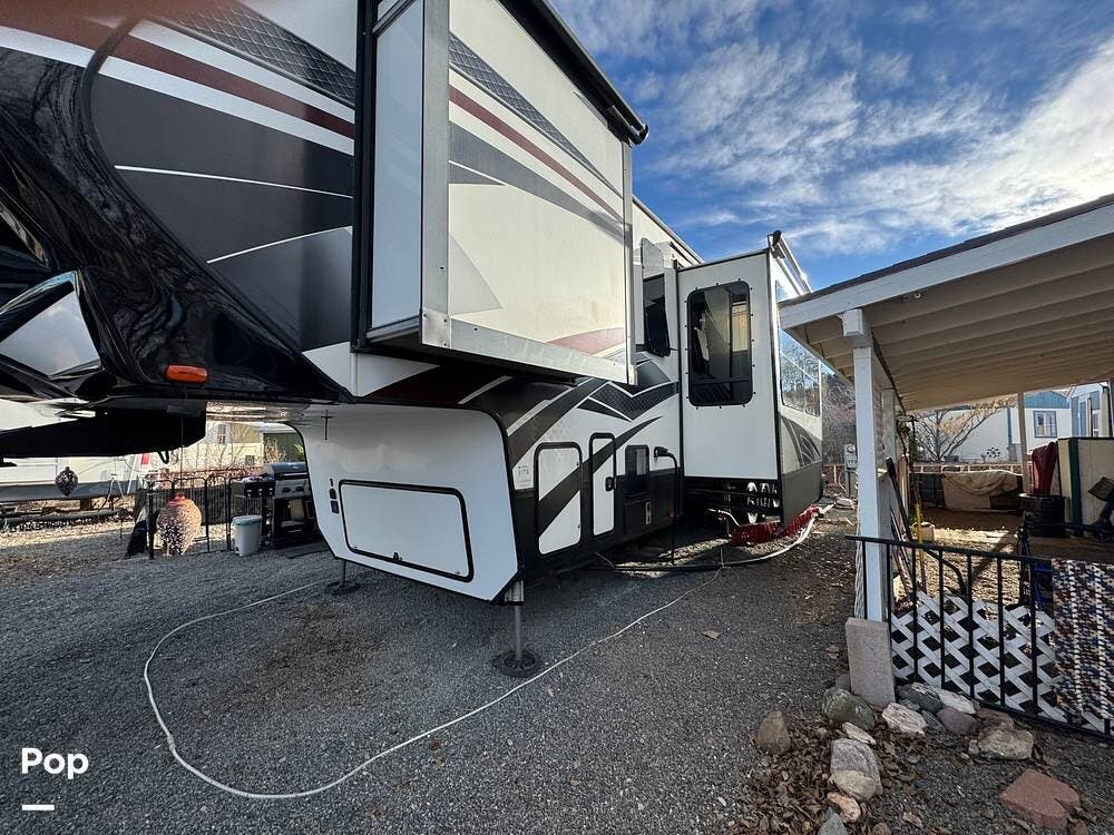 2018 Grand Design Momentum 399TH - Used Toy Hauler For Sale by Pop RVs in Dewey, Arizona features Slideout, Air Conditioning, Leveling Jacks, Awning, Generator