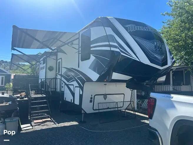 2018 Grand Design Momentum 399TH - Used Toy Hauler For Sale by Pop RVs in Dewey, Arizona features Generator, Awning, Air Conditioning, Leveling Jacks, Slideout
