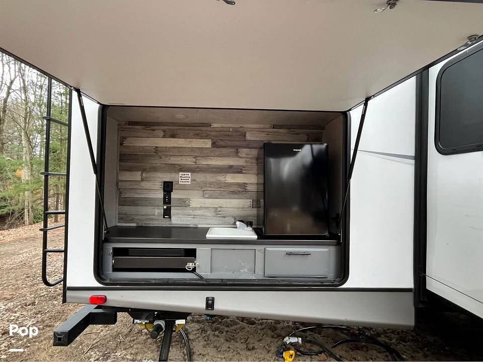 2023 CrossRoads Volante 33DB - Used Travel Trailer For Sale by Pop RVs in Sanford, Michigan features Awning, Slideout, Air Conditioning