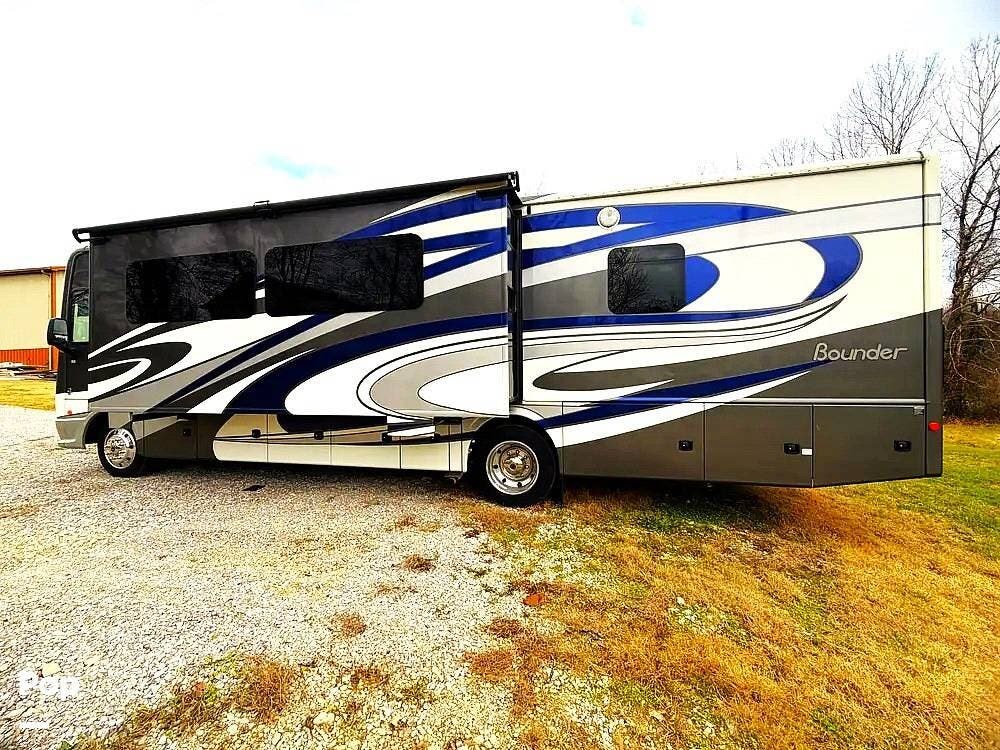 2019 Fleetwood Bounder 35K - Used Class A For Sale by Pop RVs in Tell City, Indiana features Slideout, Air Conditioning, Generator, Leveling Jacks, Awning