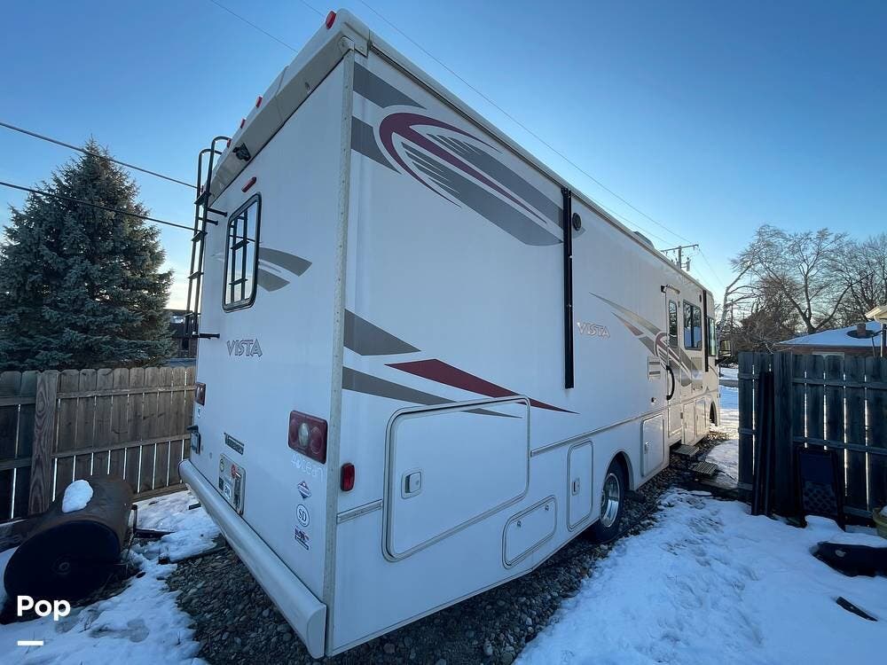 2017 Winnebago Vista 31BE - Used Class A For Sale by Pop RVs in Utica, Michigan features Slideout, Generator, Leveling Jacks, Air Conditioning