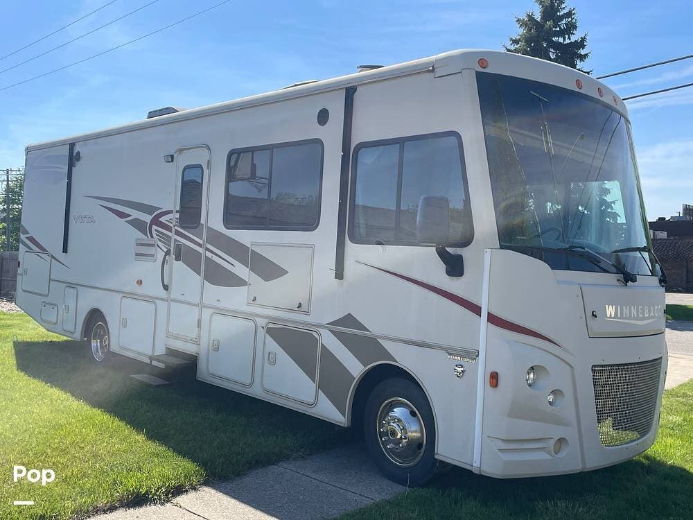 2017 Winnebago Vista 31BE - Used Class A For Sale by Pop RVs in Utica, Michigan features Generator, Leveling Jacks, Air Conditioning, Slideout