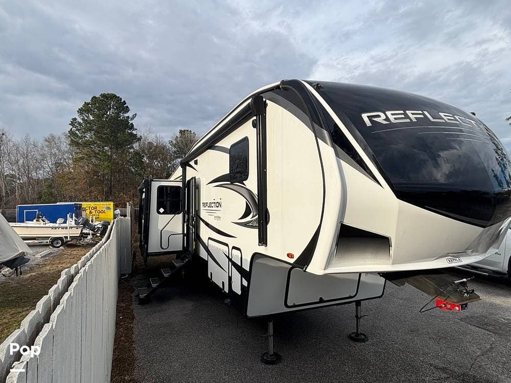 2022 Grand Design Reflection 337RLS - Used Fifth Wheel For Sale by Pop RVs in Wando, South Carolina features Slideout, Awning, Air Conditioning