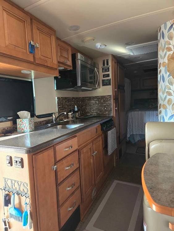 2014 Itasca Cambria 27K - Used Class C For Sale by Pop RVs in Ocala, Florida features Slideout, Awning, Leveling Jacks, Generator, Air Conditioning