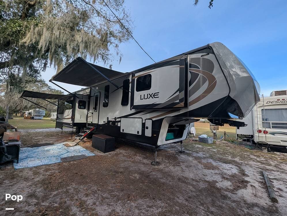 2018 Luxe Gold 41GMD - Used Fifth Wheel For Sale by Pop RVs in Lithia, Florida features Slideout, Generator, Air Conditioning
