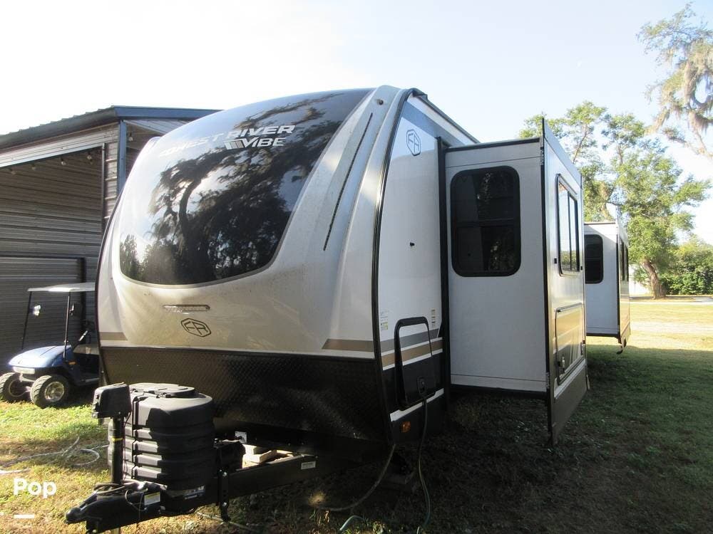 2025 Forest River Vibe 3400XL - Used Travel Trailer For Sale by Pop RVs in Valrico, Florida features Awning, Air Conditioning, Leveling Jacks, Slideout