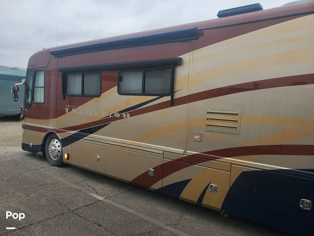 2007 American Coach American Tradition 42R - Used Diesel Pusher For Sale by Pop RVs in Broadview Heights, Ohio features Awning, Air Conditioning, Slideout, Leveling Jacks, Generator