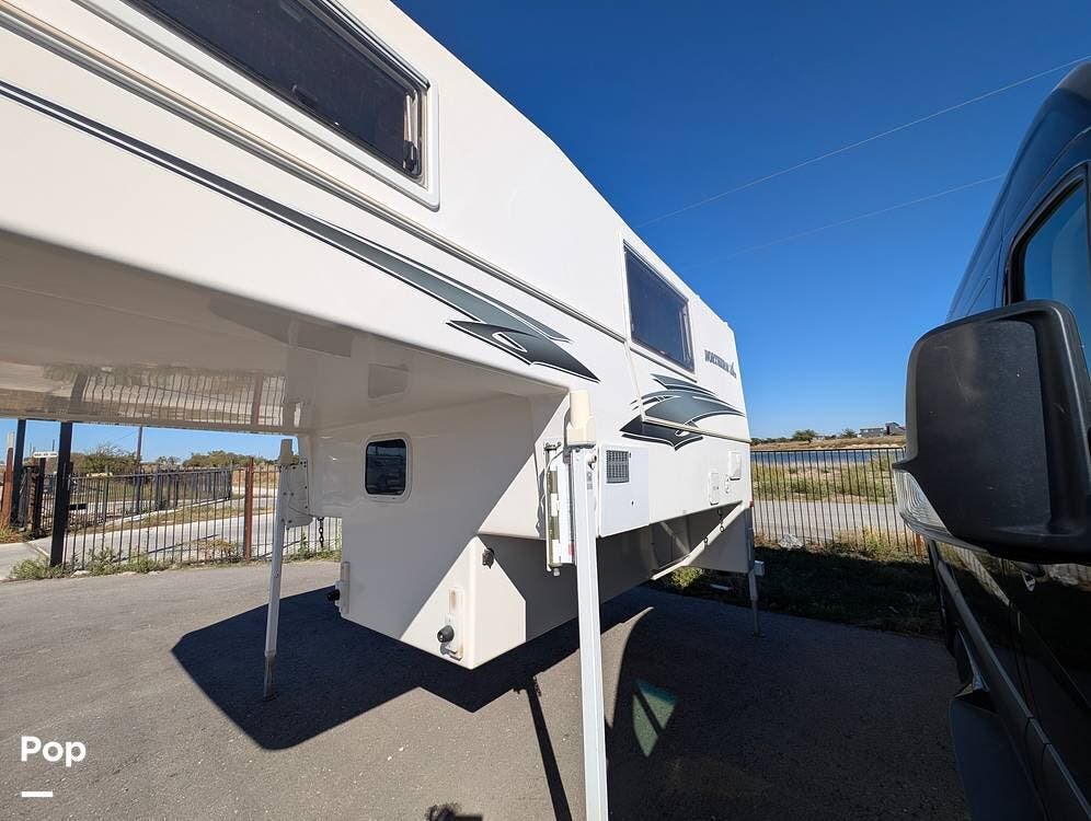 2019 Northern Lite Lite Northern  9-6Q SE Wetbath - Used Truck Camper For Sale by Pop RVs in Hutto, Texas features Awning, Leveling Jacks, Air Conditioning