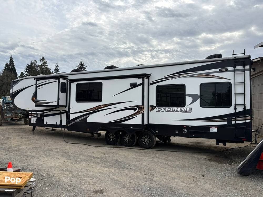 2016 Heartland Cyclone 4150 - Used Toy Hauler For Sale by Pop RVs in Seatac, Washington features Air Conditioning, Leveling Jacks, Generator, Slideout
