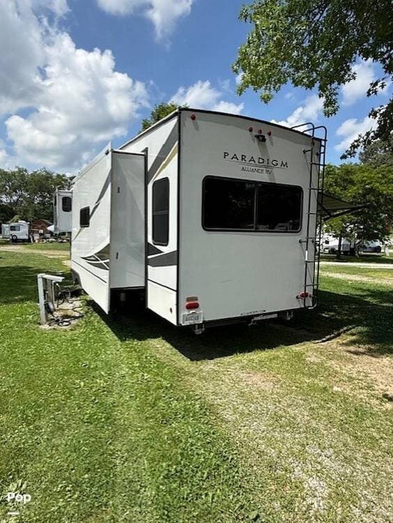 2021 Alliance RV Paradigm 390MP - Used Fifth Wheel For Sale by Pop RVs in Ashland, Kentucky features Awning, Leveling Jacks, Slideout, Air Conditioning