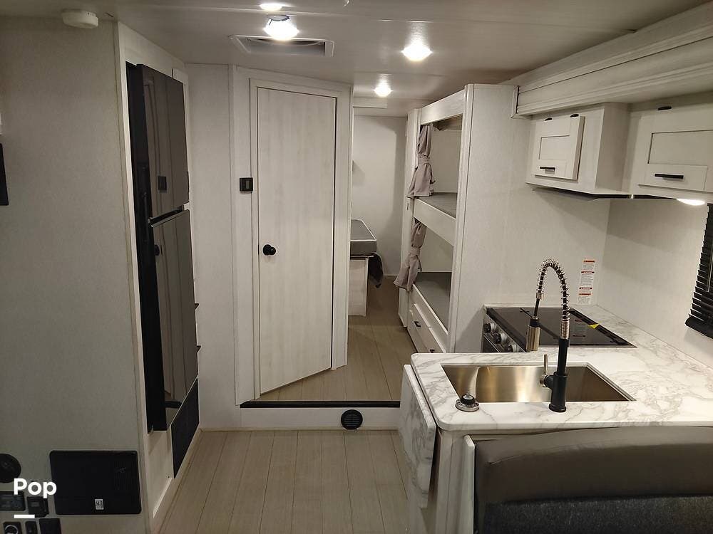 2023 East to West Entrada 3100FB - Used Class C For Sale by Pop RVs in Joshua, Texas features Air Conditioning, Generator, Awning, Leveling Jacks, Slideout