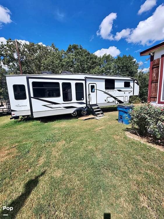 2023 Coachmen Chaparral M393MBX - Used Fifth Wheel For Sale by Pop RVs in Ben Wheeler, Texas features Slideout, Air Conditioning, Awning