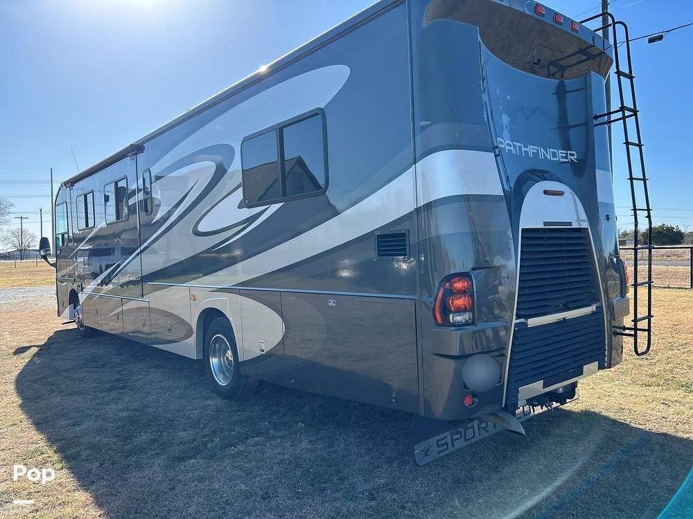 2007 Sportscoach Pathfinder 377DS - Used Diesel Pusher For Sale by Pop RVs in Weatherford, Texas features Leveling Jacks, Slideout, Awning, Air Conditioning, Generator
