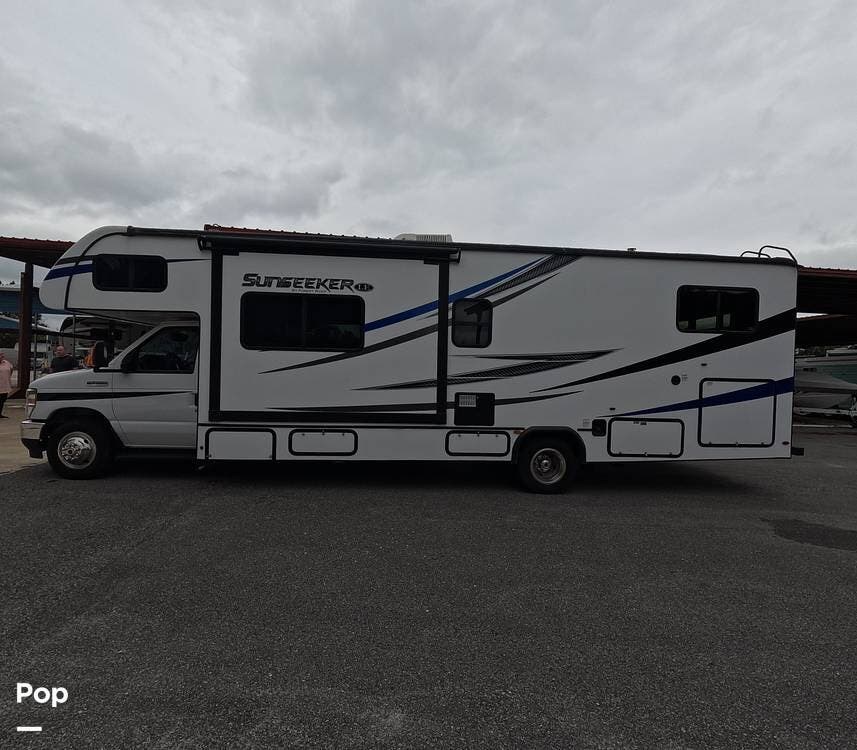 2021 Forest River Sunseeker 3250LE - Used Class C For Sale by Pop RVs in Ponte Vedra, Florida features Generator, Air Conditioning, Awning, Slideout, Leveling Jacks