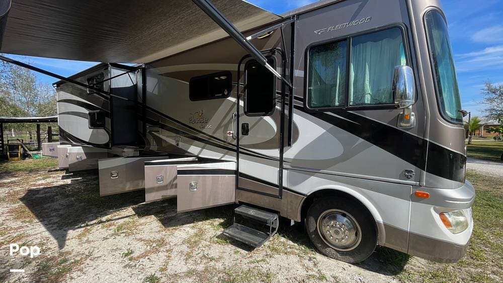 2013 Fleetwood Bounder Classic 36H - Used Class A For Sale by Pop RVs in North Fort Myers, Florida features Air Conditioning, Leveling Jacks, Slideout, Awning, Generator