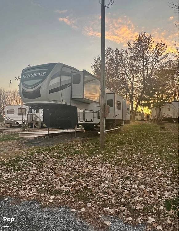 2021 Heartland ElkRidge 38RK - Used Fifth Wheel For Sale by Pop RVs in Solon, Iowa features Awning, Leveling Jacks, Air Conditioning, Slideout