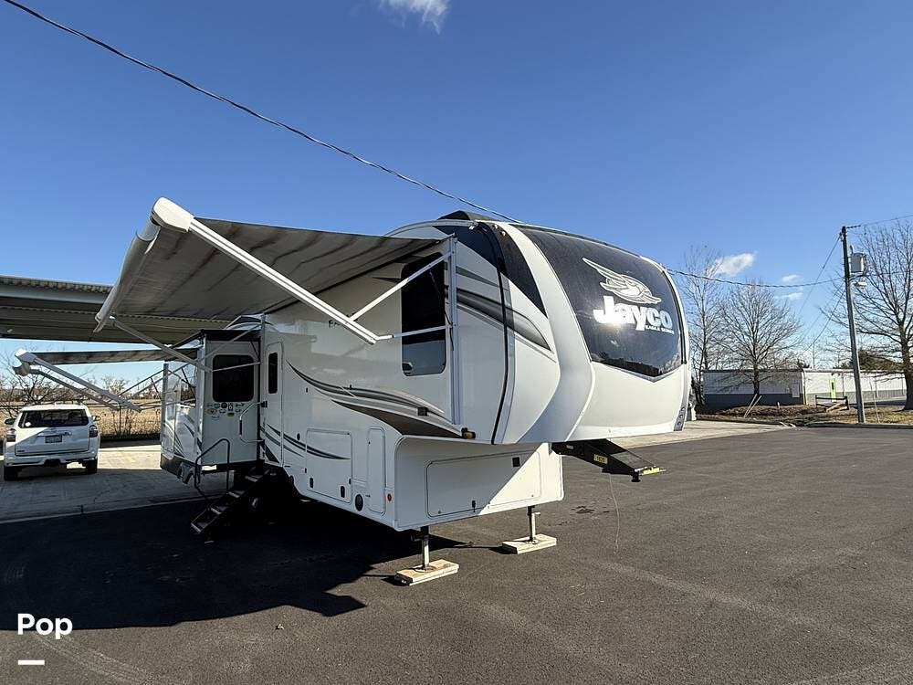 2022 Jayco Eagle 317RLOK - Used Fifth Wheel For Sale by Pop RVs in Chesapeake, Virginia features Leveling Jacks, Slideout, Awning, Air Conditioning