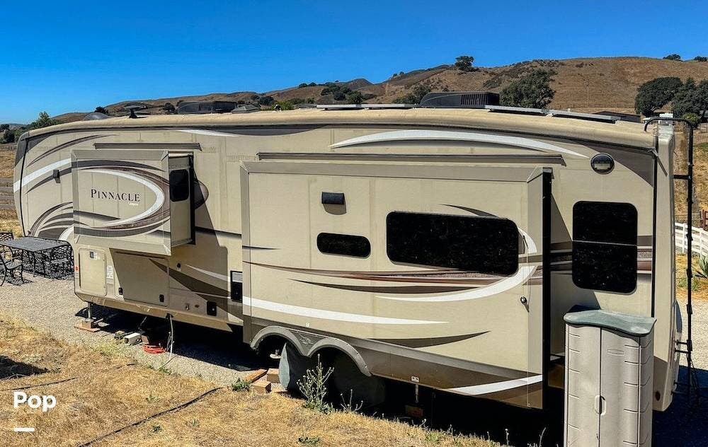 2019 Jayco Pinnacle 36FBTS - Used Fifth Wheel For Sale by Pop RVs in Los Alamos, California features Awning, Slideout, Leveling Jacks, Generator, Air Conditioning