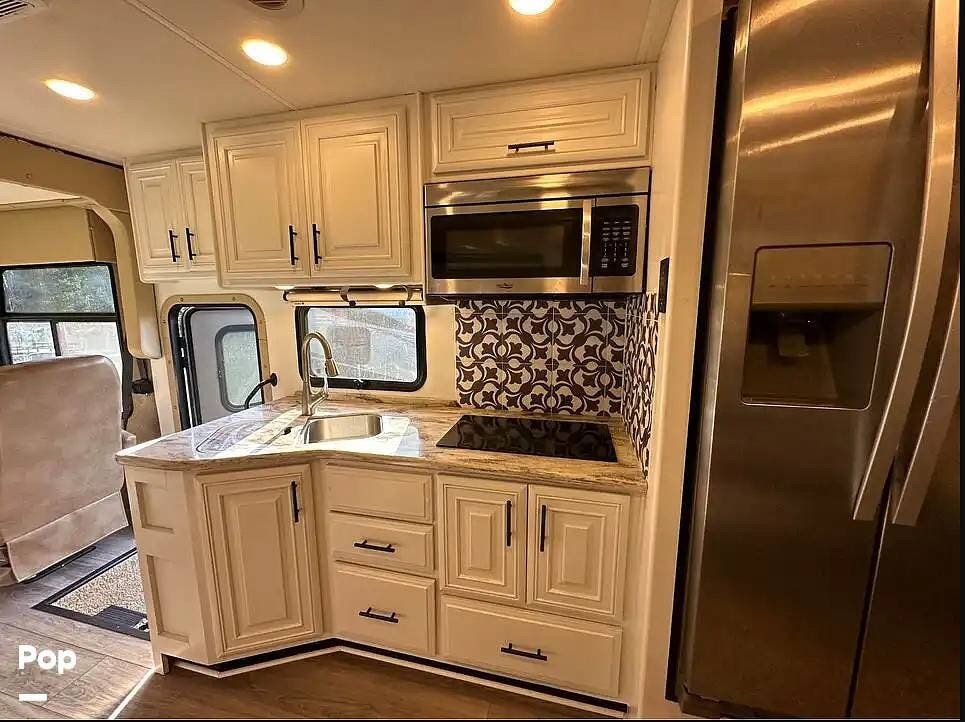 2017 Challenger 37TB by Thor Motor Coach from Pop RVs in Lexington, Kentucky