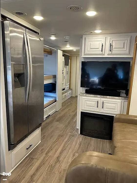 2017 Thor Motor Coach Challenger 37TB - Used Class A For Sale by Pop RVs in Lexington, Kentucky features Generator, Leveling Jacks, Air Conditioning, Awning, Slideout