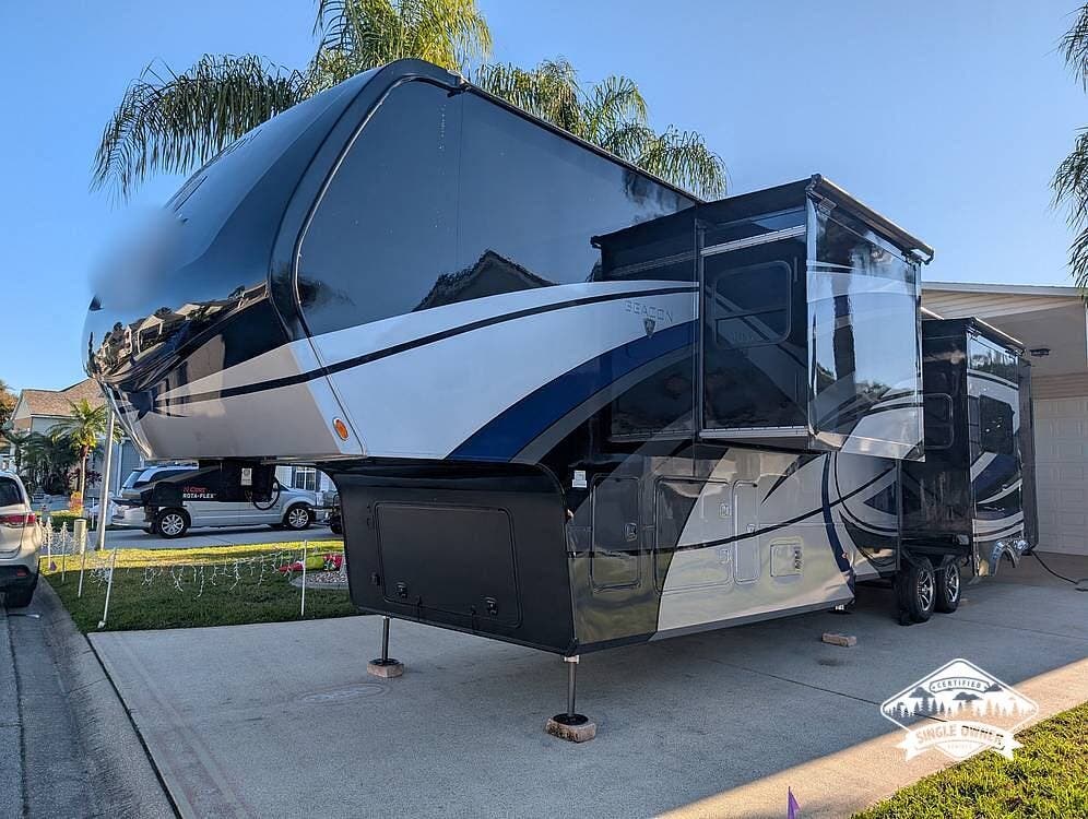 2022 Vanleigh Beacon 41LKB - Used Fifth Wheel For Sale by Pop RVs in Titusville, Florida features Slideout, Awning, Air Conditioning, Leveling Jacks