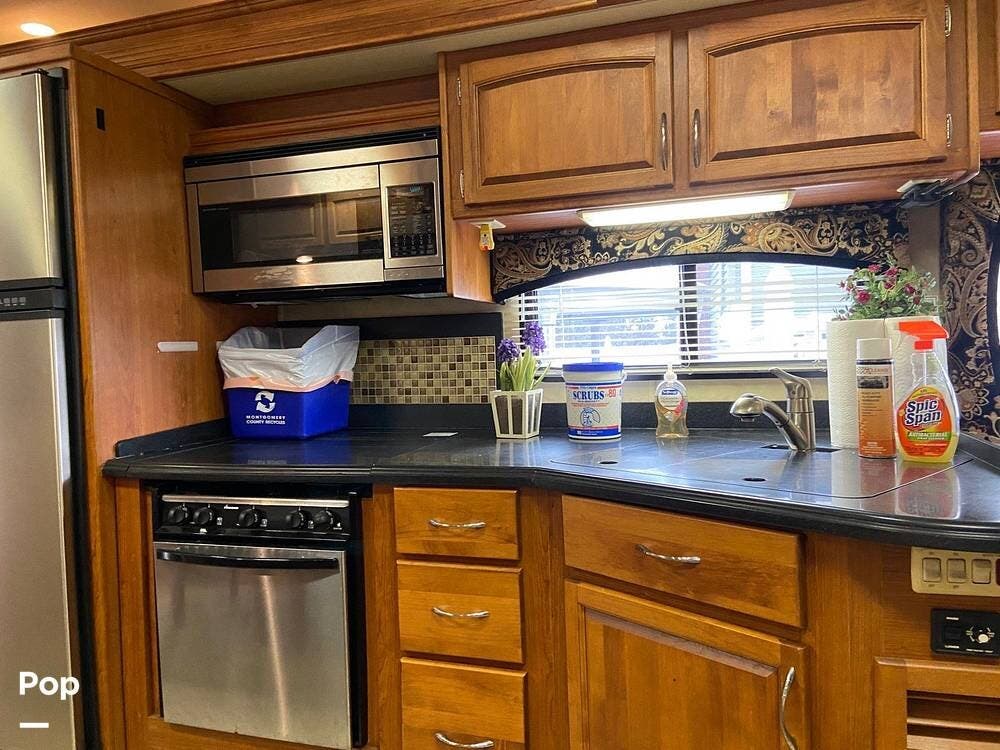 2008 Holiday Rambler Ambassador 40SKQ - Used Diesel Pusher For Sale by Pop RVs in Fairless Hills, Pennsylvania features Air Conditioning, Leveling Jacks, Generator, Slideout, Awning