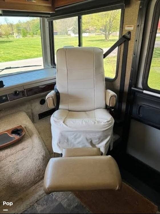 2014 Fleetwood Bounder 35K - Used Class A For Sale by Pop RVs in Glenwood, Maryland features Slideout