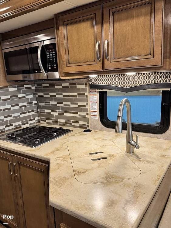 2020 Thor Motor Coach Omni XG32X - Used Class C For Sale by Pop RVs in Purcell, Missouri features Slideout, Air Conditioning, Generator