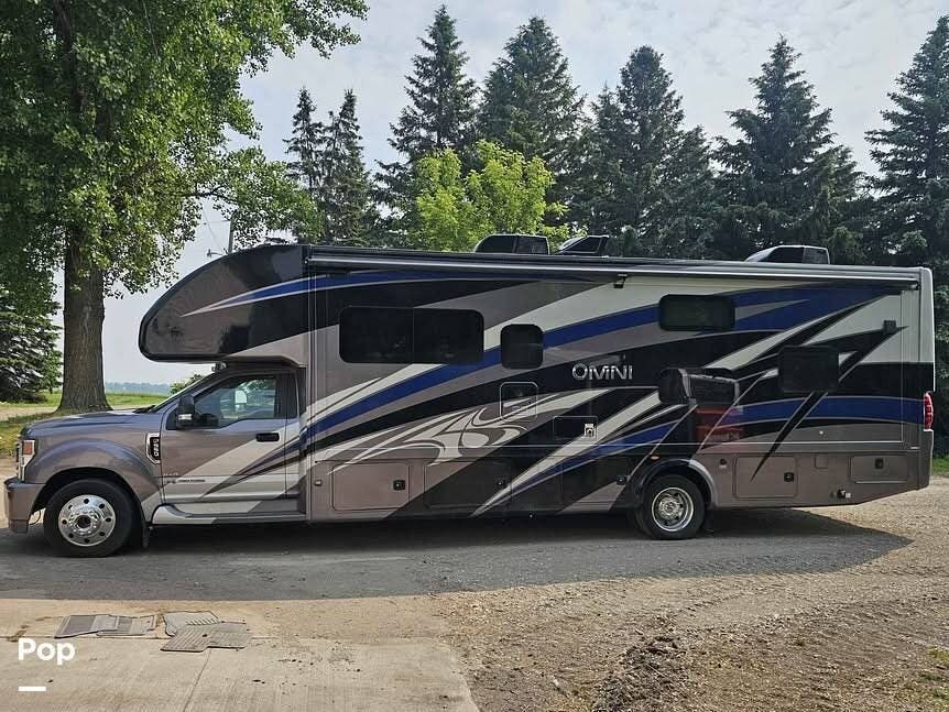 2021 Thor Motor Coach Omni RB34 - Used Class C For Sale by Pop RVs in East Grand Forks, Minnesota features Slideout, Generator, Leveling Jacks, Air Conditioning
